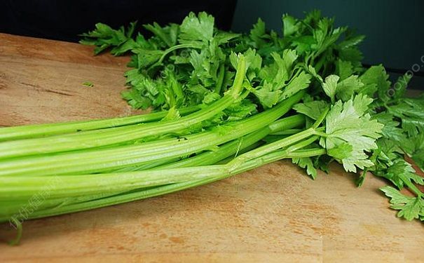 芹菜要焯水吗？芹菜要不要摘掉叶子？(2)