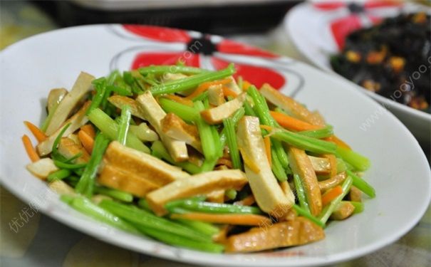 芹菜属于热性还是凉性？吃芹菜要注意什么？(4)