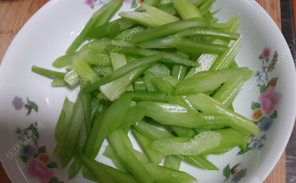 吃芹菜对身体有害吗？吃芹菜的坏处有哪些？(2)