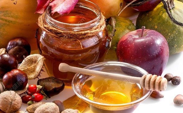 夏天蜂蜜怎么保存？蜂蜜要放冰箱保存吗？[多图]