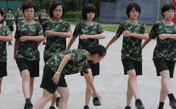 大学军训剪头发吗？军训女生扎什么头发？(1)