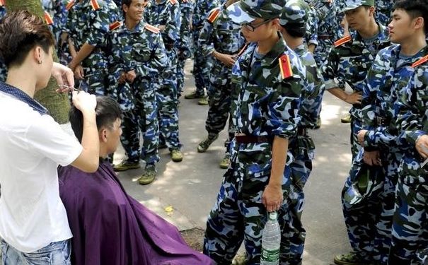 大学军训剪头发吗？军训女生扎什么头发？(2)