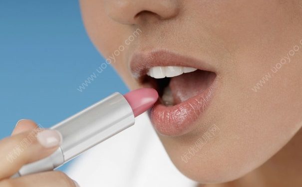 涂润唇膏有什么好处？涂润唇膏需要卸妆吗？(3)