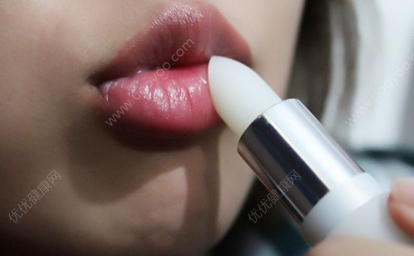 涂润唇膏有什么好处？涂润唇膏需要卸妆吗？(2)