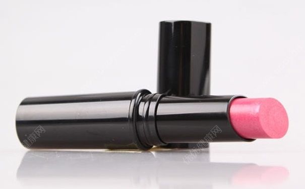 涂润唇膏有什么好处？涂润唇膏需要卸妆吗？(4)