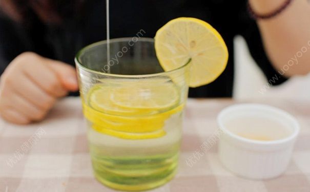 早上喝盐水有什么好处？早上喝盐水好还是蜂蜜水好？(4)