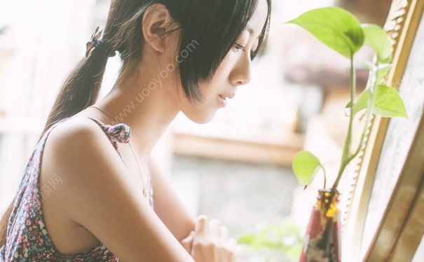 17岁乳头有白色东西吗？17岁女生乳头有白色分泌物正常吗？(1)