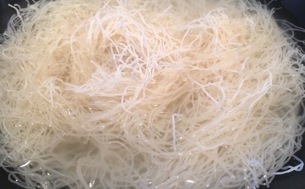 米粉要泡多长时间？米粉要泡多久才能炒？(2)