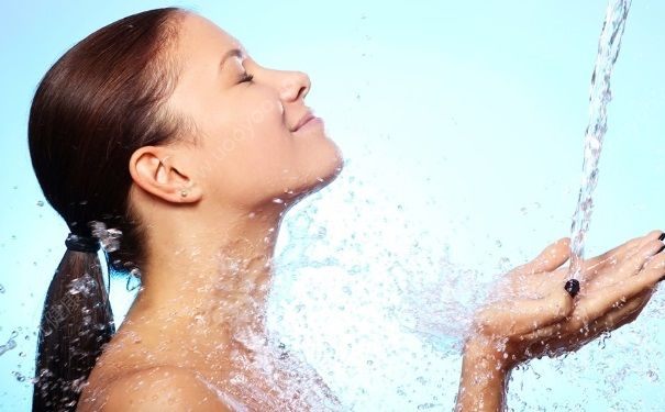 女生夏天可以洗冷水澡吗？夏天洗冷水澡的坏处(4)