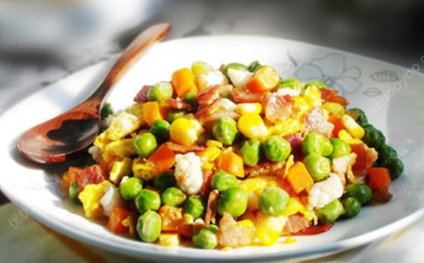 豌豆炒鸡蛋怎么炒好吃？豌豆炒鸡蛋的做法(3)