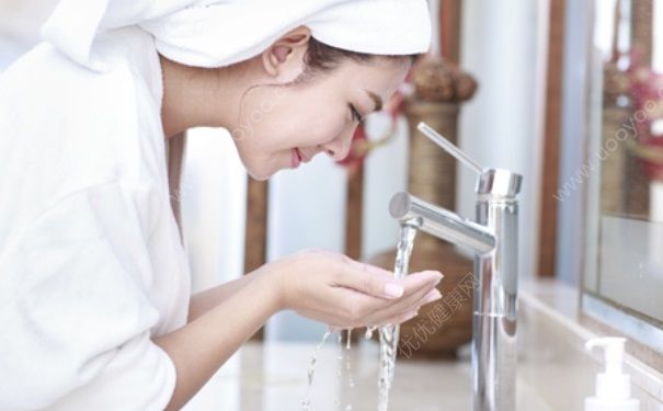 17岁的女生祛痘用什么洗面奶？17岁的女生用什么洗面奶