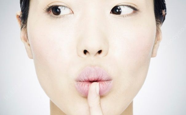 夏天嘴唇干裂是什么原因？夏天嘴唇干裂脱皮怎么办？(2)