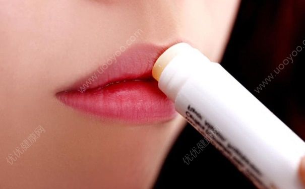 夏天嘴唇干裂是什么原因？夏天嘴唇干裂脱皮怎么办？(4)