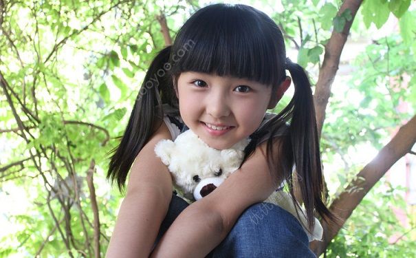 8岁女生的标准身高体重是多少？8岁女孩正常身高体重是多少？(4)