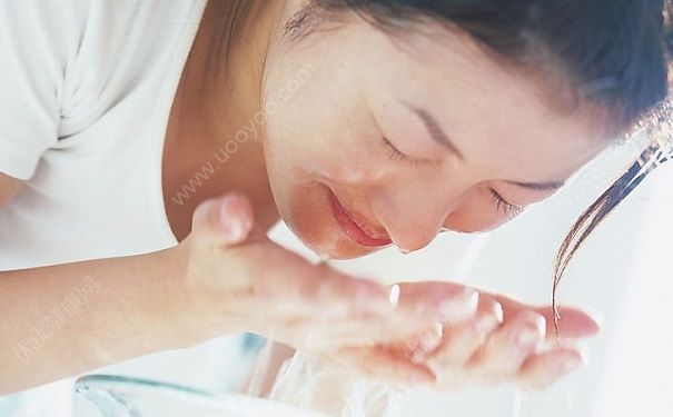 14岁少年脸上长粉刺怎么办？14岁少年脸上为什么会长粉刺？(4)