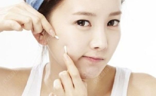 14岁少年脸上长粉刺怎么办？14岁少年脸上为什么会长粉刺？(1)