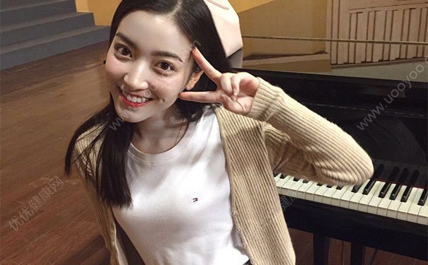 爱笑的女生胸不会太小 女生胸小的原因(1)