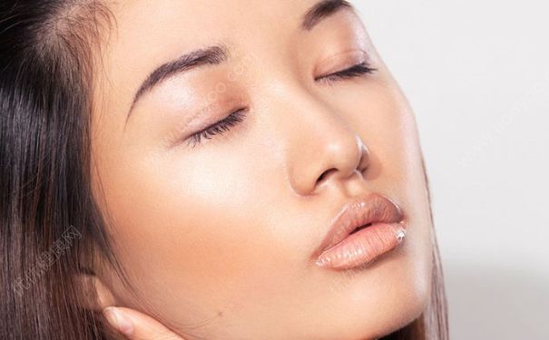 皮肤黑涂什么颜色口红好看？皮肤黑适合涂什么颜色的口红？(1)