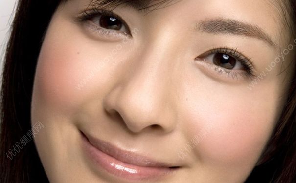 皮肤黑涂什么颜色口红好看？皮肤黑适合涂什么颜色的口红？(4)