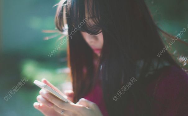 玩手机脸上会长痘痘吗？玩手机脸上出油怎么办？(1)