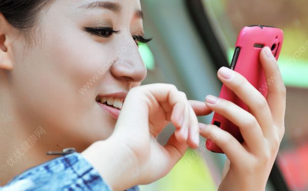 玩手机对皮肤伤害有多大？玩手机伤皮肤吗？(1)