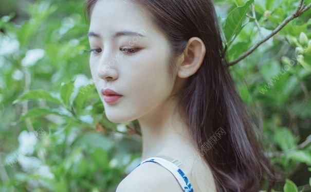 17岁女生胸部一大一小是什么原因？17岁乳房一大一小怎么办？(1)