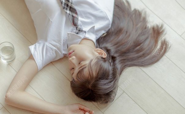 17岁女生生理期肚子痛怎么办？17岁生理期痛经怎么办？(1)
