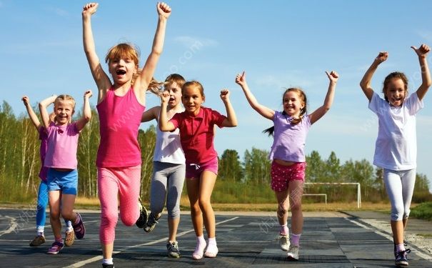小孩打网球好不好？小孩打网球的好处有哪些？[多图]