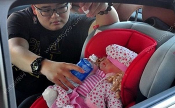 女童掉出车外遭碾 儿童坐车要注意什么？(8)