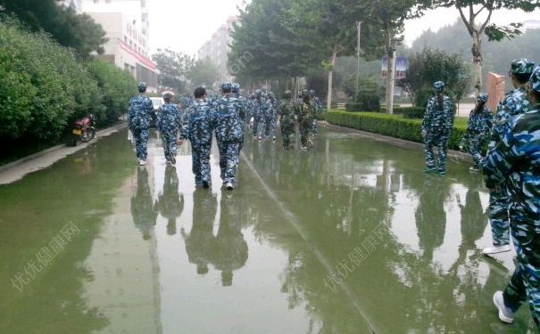 军训下雨了怎么办？军训下雨还会训练吗？(6)