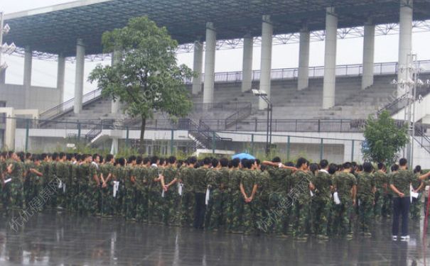 军训下雨了怎么办？军训下雨还会训练吗？(2)