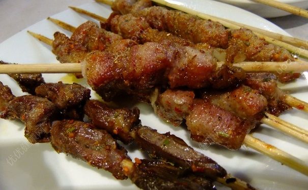 小区人防卖烤串 吃烤串有什么危害？(2)