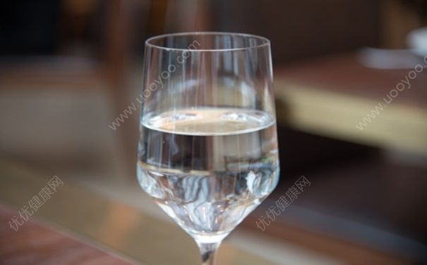 超大假酒作坊被端 喝假酒有什么危害？(3)