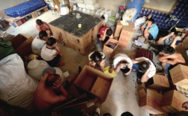 超大假酒作坊被端 喝假酒有什么危害？(1)