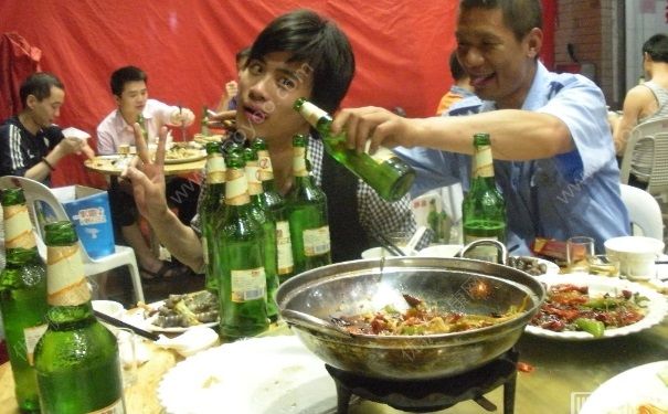 偷开教练车去喝酒 喝酒有什么好处和坏处？(6)