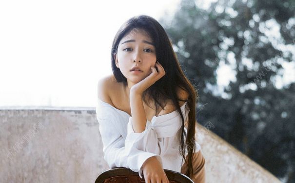 16岁女孩掉头发正常吗？16岁女生掉头发严重怎么办？(2)