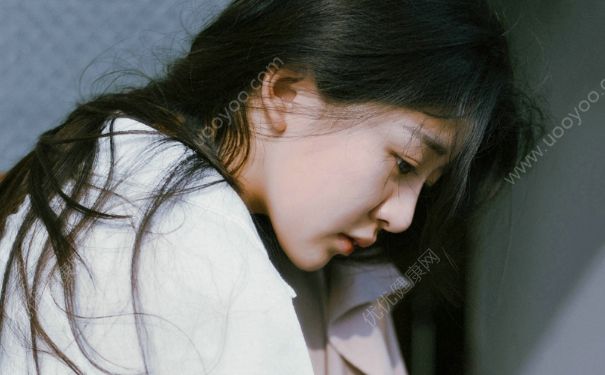 16岁女孩掉头发正常吗？16岁女生掉头发严重怎么办？(1)