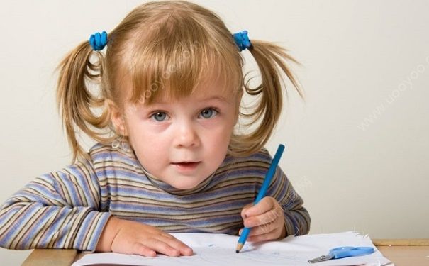 孩子左撇子怎么办？孩子左撇子需要纠正吗？(1)