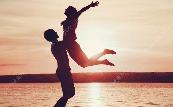 内向男生喜欢什么样的女生？内向男生喜欢女生的表现？[