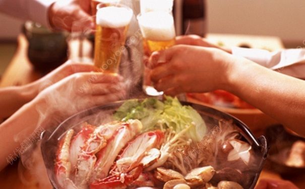 吃螃蟹能喝酒吗？吃螃蟹时能喝啤酒吗？(1)