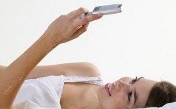 躺着玩手机的危害有哪些？躺着玩手机有什么危害？(2)
