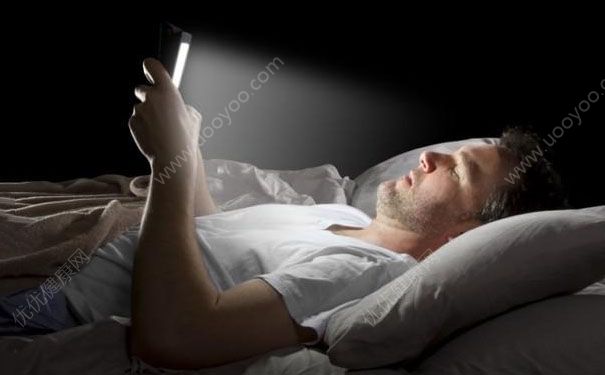 躺着玩手机的危害有哪些？躺着玩手机有什么危害？(3)