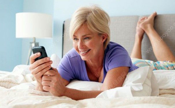 躺着玩手机的危害有哪些？躺着玩手机有什么危害？(4)