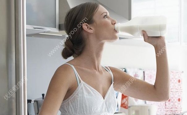 睡前能喝牛奶吗？睡前喝牛奶的好处[图]