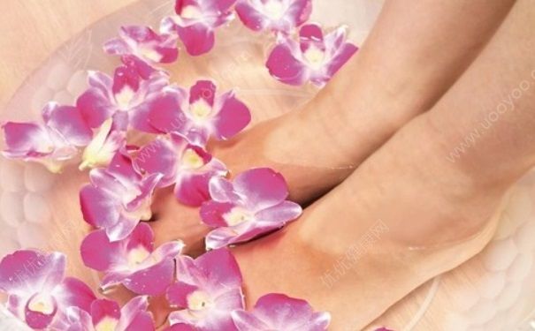 盐水泡脚有什么作用？盐水泡脚的好处有哪些？[图]