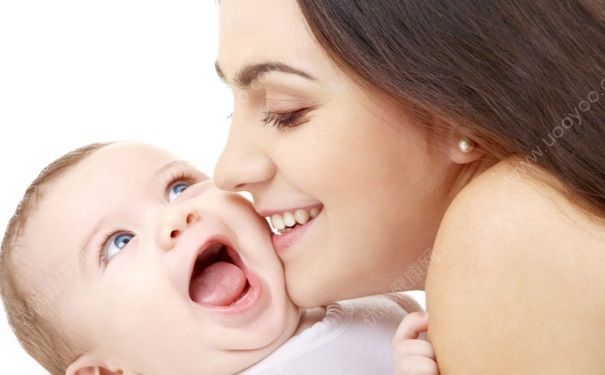 喂母乳的正确姿势是怎样的？喂母乳时需要注意什么？(1)