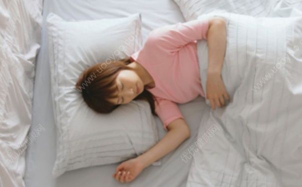 被子什么颜色有助睡眠？被子什么颜色对睡眠好？(1)