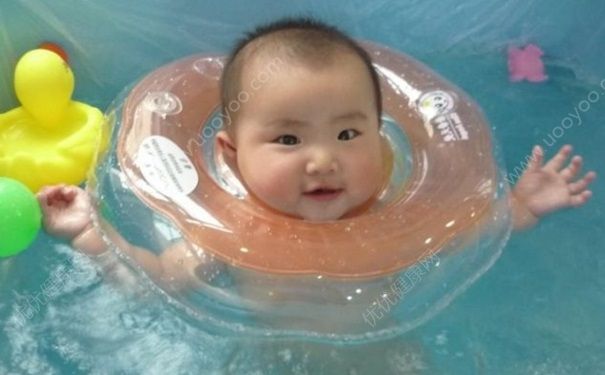 婴儿游泳多久一次好？婴儿游泳几天一次比较好？(1)