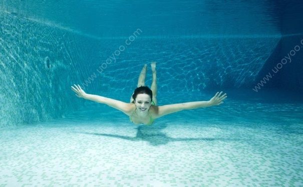 15岁女生经期能游泳吗？女性经期游泳有哪些危害？(1)