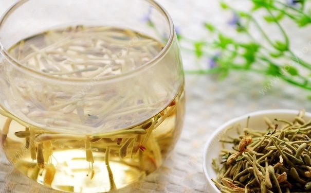 金银花泡水洗脸有什么功效？金银花泡水洗脸能祛痘吗？(1)